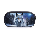 TROUSSE LOUP BLANC DANS LA FORÊT ENNEIGÉE