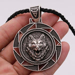 pendentif loup talisman avec chaîne en corde