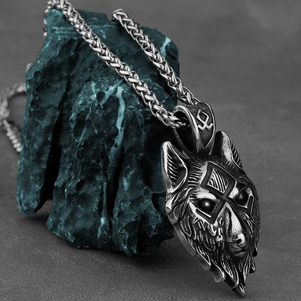 Collier tête de loup, neuf acier inoxydable argenté - Montres & Bijoux Collier tête de loup, neuf acier inoxydable argenté - Montres & Bijoux