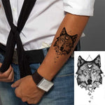 tatouage loup aux motifs triangulaires 